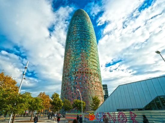 Torre Agbar_Barcelona_pixta_13600356_M