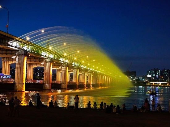 漢江ナイトクルーズ　Nソウルタワーの夜景観賞や汝矣島 ザ・現代ソウルでのショッピング「チメク」「漢江ラーメン」オプション選択可能＜日本語ガイド／明洞送迎＞