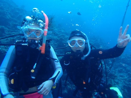 マンツーマン体験ダイビング のんびりビーチから自分のペースでダイビング♪大人気のスポット「青の洞窟」か「砂辺」で開催＜3時間／12歳～54歳／北谷発＞