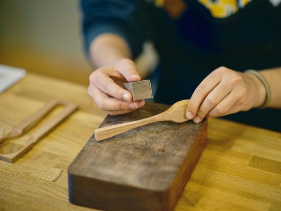 越前漆器 ヤスリ掛け体験+拭き漆体験 オリジナルスプーン製作と2つの工房巡り 7歳から参加OK＜3時間／鯖江市＞