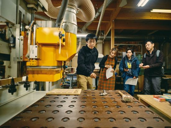 越前漆器 ヤスリ掛け体験+拭き漆体験 オリジナルスプーン製作と2つの工房巡り 7歳から参加OK＜3時間／鯖江市＞