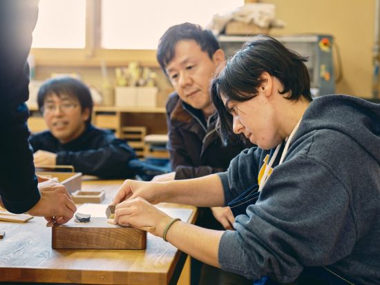 越前漆器 ヤスリ掛け体験+拭き漆体験 オリジナルスプーン製作と2つの工房巡り 7歳から参加OK＜3時間／鯖江市＞