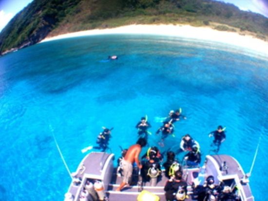 1月～3月はホエールウォッチング付！慶良間ボートシュノーケリング  3歳から参加◎！バスタオル貸出などサービス充実＜水中写真サービス付／那覇市内送迎／沖縄本島＞