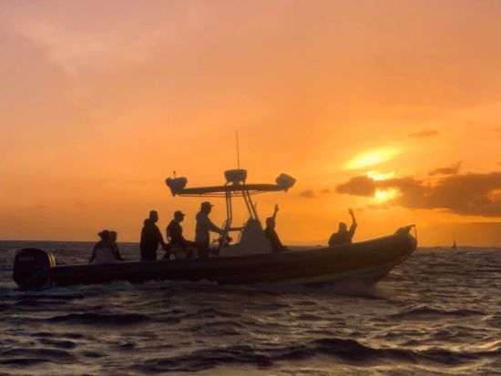 貸切サンセットセーリング　スリル満点のゴムボート「ゾディアック」でクルージング！サンド・アイランドにある老舗ティキ・バーへご案内＜1～12名／ワイキキ発＞