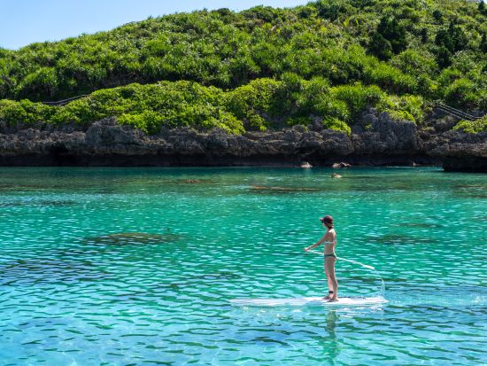 クリアカヤックorクリアSUP　みんなが思い思いに選んで楽しめる！ドローン撮影もあり＜2歳から参加OK／1時間半／宮古島＞