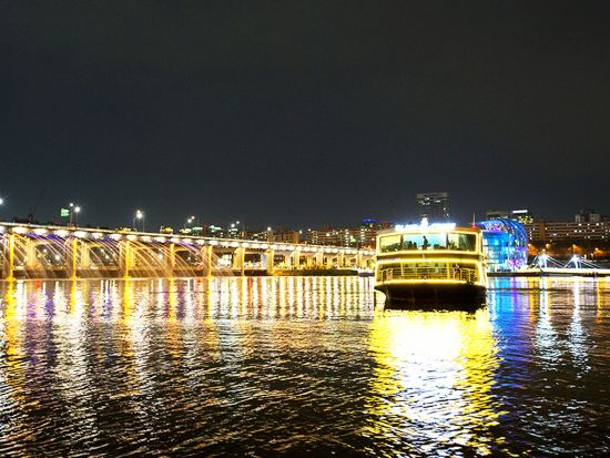 漢江ナイトクルーズ　Nソウルタワーの夜景観賞や汝矣島 ザ・現代ソウルでのショッピング「チメク」「漢江ラーメン」オプション選択可能＜日本語ガイド／明洞送迎＞