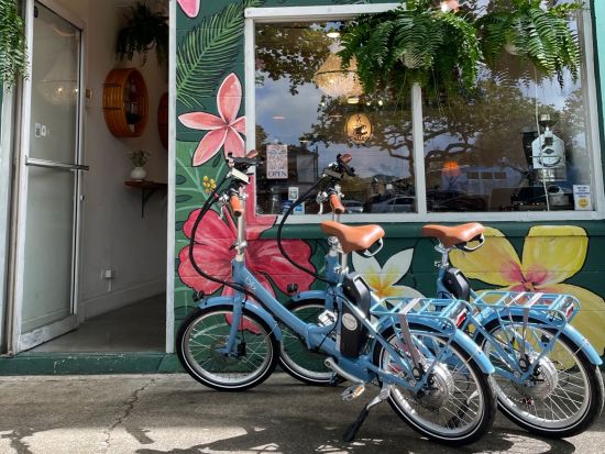 カイルア観光ツアー　電動自転車で全米No.1のラニカイビーチなどを巡る！ガイドが付かない自由なツアー　ブーツ＆キモズのパンケーキ事前予約可能＜8時間／送迎付き＞