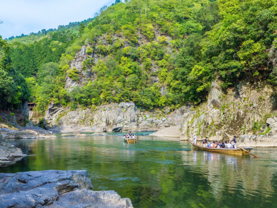 京都・亀岡 保津川下り 事前予約でハイシーズンも安心！絶景・伝統・激流を楽しむ日本最古の川下り＜約2時間＞