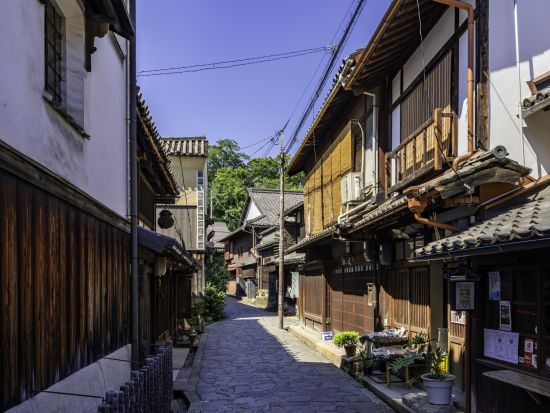 貸切観光タクシー 鞆の浦の歴史と絶景を巡る 阿伏兎観音＋鞆の浦の町散策＜4時間／1-9名／尾道発着＞4名参加で1名8,280円～ by 大平交通