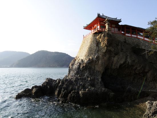 貸切観光タクシー 鞆の浦の歴史と絶景を巡る 阿伏兎観音＋鞆の浦の町散策＜4時間／1-9名／尾道発着＞4名参加で1名8,280円～ by 大平交通