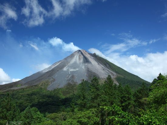 フォルトゥーナに泊まる！人気のリオセレステやエコテルマレス温泉を訪れる2泊3日ツアー＜混載／英語ガイド／ホテル込／食事付／サンホセ発＞