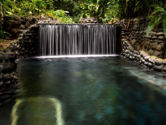 フォルトゥーナに泊まる！人気のリオセレステやエコテルマレス温泉を訪れる2泊3日ツアー＜混載／英語ガイド／ホテル込／食事付／サンホセ発＞