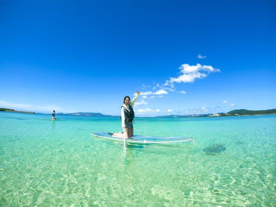 クリアSUP・クリアカヤック体験 ウミガメが生息するビーチで水中世界を楽しもう＜0歳から参加OK／ドローン撮影サービス／恩納村＞