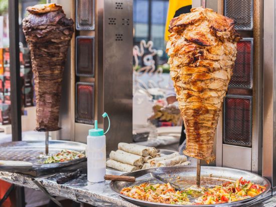 イスタンブール ストリートフードツアー！地下宮殿・モスク・バザールを巡りながら地元グルメを食べ歩き＜貸切／日本語ガイド／昼食付／ホテル送迎あり＞