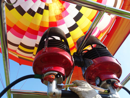 熱気球係留フライト ふんわり浮かび上がる熱気球に乗船！緑豊かなニセコの街並みを上空から堪能♪＜6～9月／早朝／２歳以下無料／ニセコ＞