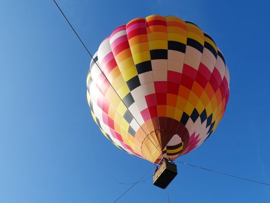 熱気球係留フライト ふんわり浮かび上がる熱気球に乗船！緑豊かなニセコの街並みを上空から堪能♪＜6～9月／早朝／２歳以下無料／ニセコ＞