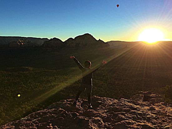 セドナ　朝日鑑賞ハイキングツアー ＜初級～中級レベル／日本語ドライバーガイド＞