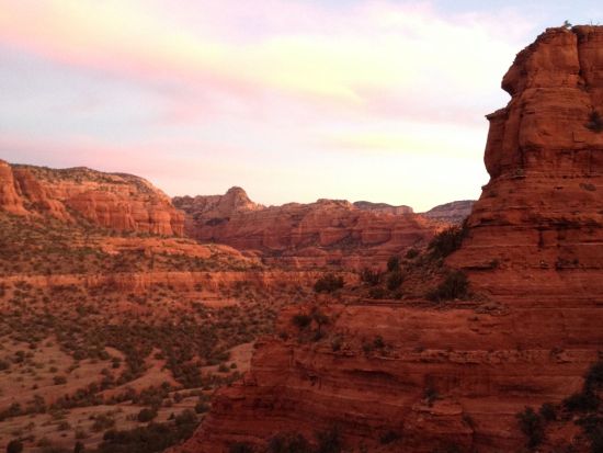 セドナ　朝日鑑賞ハイキングツアー ＜初級～中級レベル／日本語ドライバーガイド＞