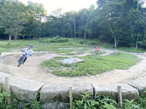 【MTBレッスン】​森の中を走る北米スタイルのバイクパークで少人数プライベートレッスン！特製のいろんなトレイルを走ろう＜平日限定／札幌＞by ezobike