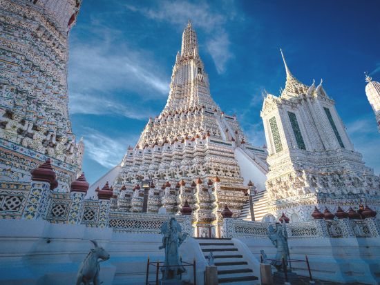 バンコク最旬フォトジェニックツアー 伝統衣装クルーズ＋ワットアルン＋ジムトンプソンの家＊人気レストラン「サボイ」の昼食付＜1日／日本語＞