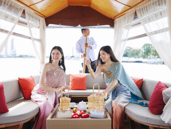 バンコク最旬フォトジェニックツアー 伝統衣装クルーズ＋ワットアルン＋ジムトンプソンの家＊人気レストラン「サボイ」の昼食付＜1日／日本語＞