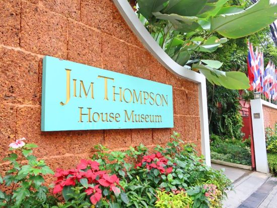 バンコク最旬フォトジェニックツアー 伝統衣装クルーズ＋ワットアルン＋ジムトンプソンの家＊人気レストラン「サボイ」の昼食付＜1日／日本語＞