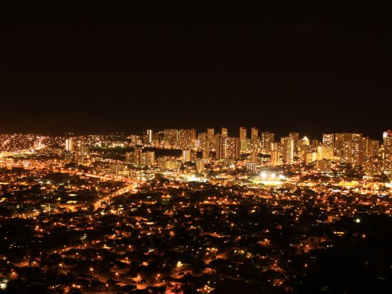 ルースズ・クリス・ステーキハウス　コースディナーとタンタラスの丘夜景観賞ツアー　ワイキキ・ビーチウォーク内ステーキレストラン＜夕食＞