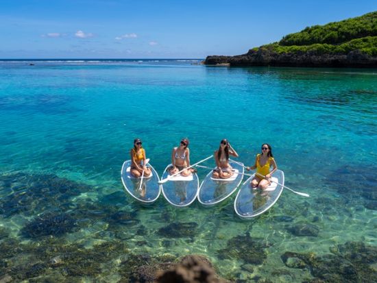 クリアSUPツアー 透明度抜群の宮古島の海で非日常体験♪透明ボートで海の中や周りの景色を贅沢に楽しむ ドローン撮影でSNS映え＜1時間／宮古島＞