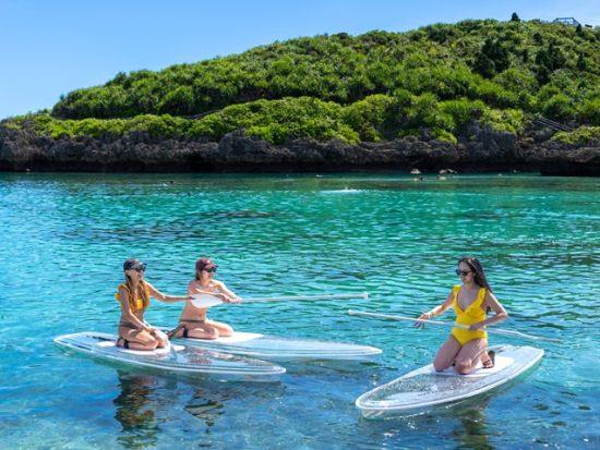 クリアSUPツアー 透明度抜群の宮古島の海で非日常体験♪透明ボートで海の中や周りの景色を贅沢に楽しむ ドローン撮影でSNS映え＜1時間／宮古島＞