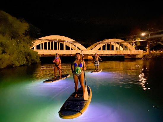 サンセット＆トワイライトSUPツアー　色とりどりに光るパドルボードで水上散歩を堪能＜2時間／英語ガイド＞by Rainbow Watersports