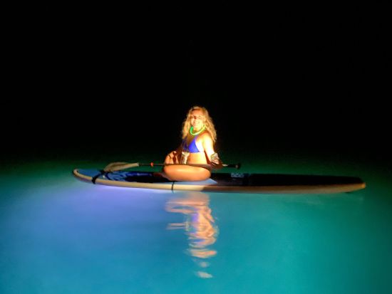 サンセット＆トワイライトSUPツアー　色とりどりに光るパドルボードで水上散歩を堪能＜2時間／英語ガイド＞by Rainbow Watersports