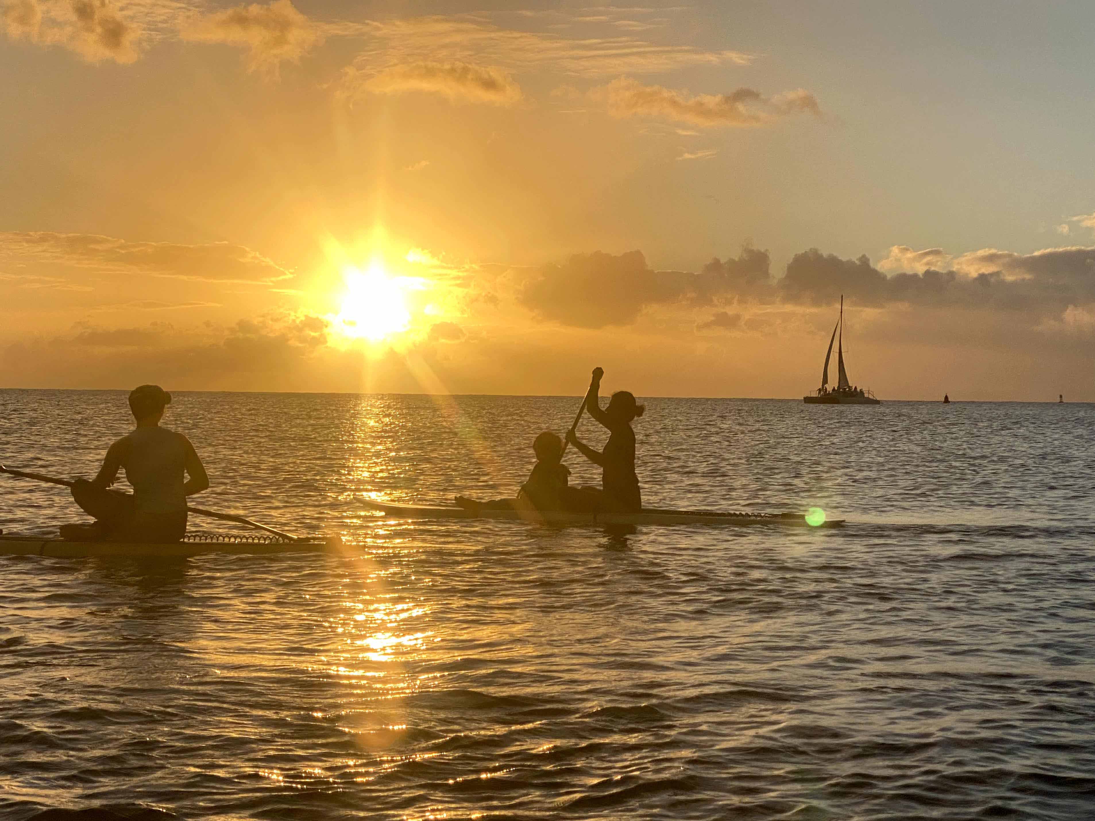 サンセットSUPツアー ハレイワの穏やかな水上から夕日を堪能！＜2時間／英語ガイド＞by Rainbow Watersports |  ハワイ（オアフ島(ホノルル)）の観光・オプショナルツアー専門 VELTRA(ベルトラ)