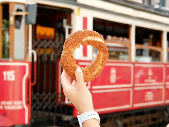 イスタンブール ストリートフードツアー！地下宮殿・モスク・バザールを巡りながら地元グルメを食べ歩き＜貸切／日本語ガイド／昼食付／ホテル送迎あり＞