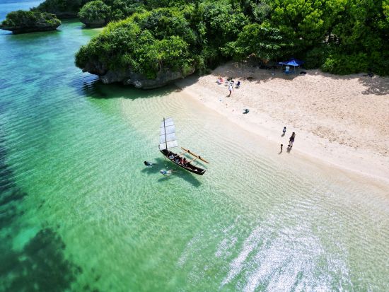 サバニクルージング体験 1組限定貸切！沖縄の"伝統的な船"で綺麗な海と自然を冒険！シュノーケリングやサンセットを楽しめるプランあり！＜半日／石垣島＞