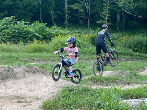 【MTBレッスン】​森の中を走る北米スタイルのバイクパークで少人数プライベートレッスン！特製のいろんなトレイルを走ろう＜平日限定／札幌＞by ezobike