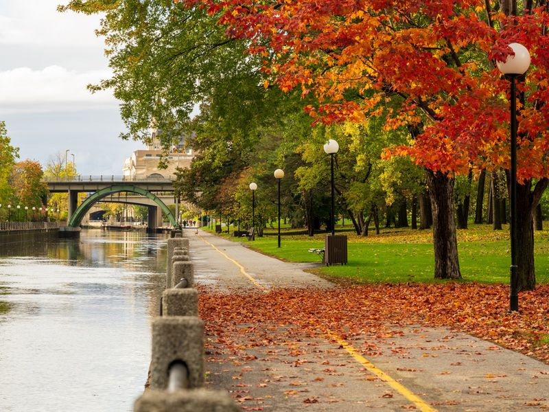 Canada_Ottawa_Rideau-Canal_pixta_93708605_M