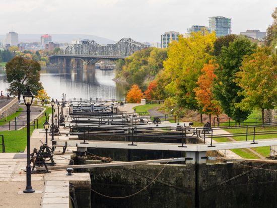 首都オタワ 1日観光ツアー　世界遺産リドー運河＆バイワード市場など ＜昼食付き／日本語ガイド／モントリオール発＞