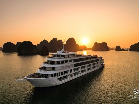 【プレミアム】世界遺産ハロン湾日帰りツアー　最大級豪華客船「アンバサダー号」利用　ルーム利用＆カヤックオプション選択可＜7時間／英語・日本語／ビュッフェ昼食＞