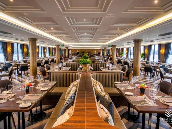 【プレミアム】世界遺産ハロン湾日帰りツアー　最大級豪華客船「アンバサダー号」利用　ルーム利用＆カヤックオプション選択可＜7時間／英語・日本語／ビュッフェ昼食＞