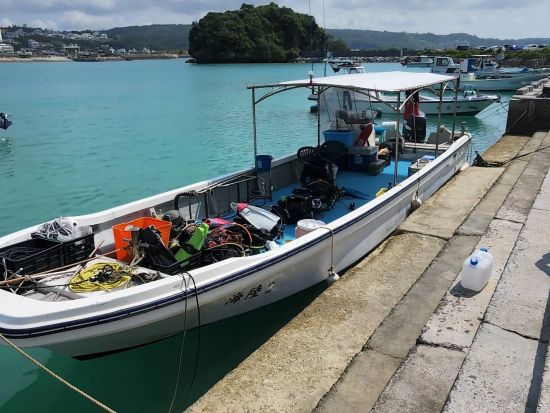 青の洞窟ボートシュノーケル 人気スポットで神秘的な青い光を浴びながらシュノーケリング！お子様の参加もOK＜那覇市内送迎無料／2歳～／写真無料／恩納村＞ 