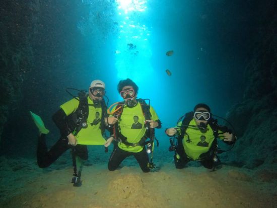 青の洞窟体験ダイビング 青い光の中で水中観察をしながらダイビングを満喫＜半日／那覇市内送迎無料／写真無料／恩納村＞