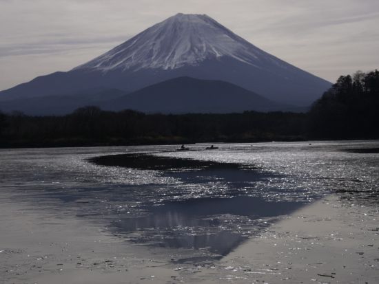 早朝カナディアンカヌー体験 朝の精進湖で大自然と雄大な富士を堪能！ 写真データのサービス付＜7:00～／3歳～／2名～／山梨・精進湖＞