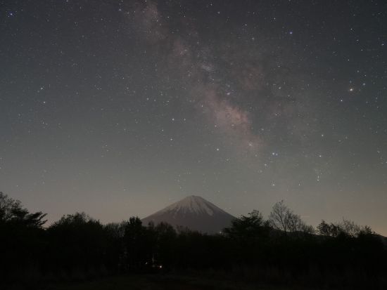 星空観察トレッキングツアー 富士山麓で星空観察をしながら自然体験を 写真データのサービス付＜夜／3歳～／2名～／山梨県＞