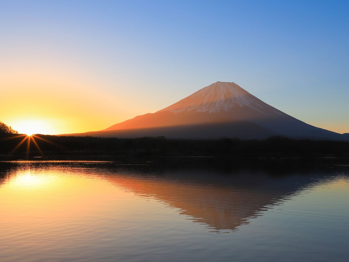 早朝の湖畔富士 650x_84713141.jpg?updated_at=
