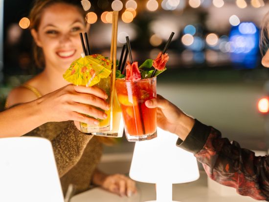 貸切サンセットセーリング　スリル満点のゴムボート「ゾディアック」でクルージング！サンド・アイランドにある老舗ティキ・バーへご案内＜1～12名／ワイキキ発＞