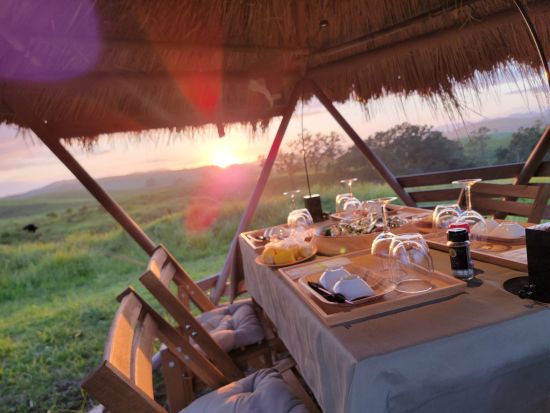 あか牛と伝統の田楽料理を味わう！アウトドア炭火焼ダイニング 普段は立ち入ることのできない「千年の草原」や渓谷の散策ができるフリータイムもあり＜6席限定／阿蘇発＞