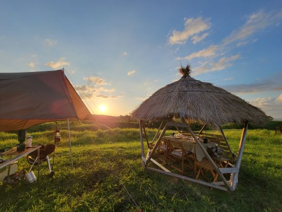 あか牛と伝統の田楽料理を味わう！アウトドア炭火焼ダイニング 普段は立ち入ることのできない「千年の草原」や渓谷の散策ができるフリータイムもあり＜6席限定／阿蘇発＞