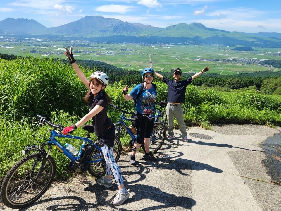 阿蘇カルデラ「千年の草原」E-MTBライド 専門ガイドがご案内 千年の草原特別サイクリング体験＜阿蘇発＞ |  熊本の観光&遊び・体験・レジャー専門予約サイト VELTRA(ベルトラ)