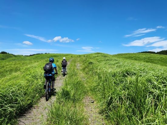 阿蘇カルデラ「千年の草原」E-MTBライド 専門ガイドがご案内 千年の草原特別サイクリング体験＜阿蘇発＞
