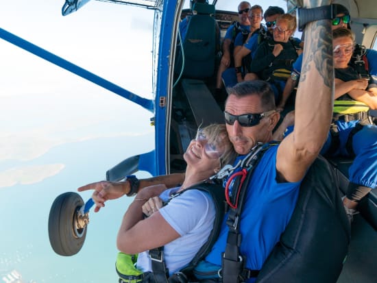 エアリー・ビーチ スカイダイビングツアー 上空 4,572メートル（15,000フィート）からグレート・バリア・リーフを眺望しよう！